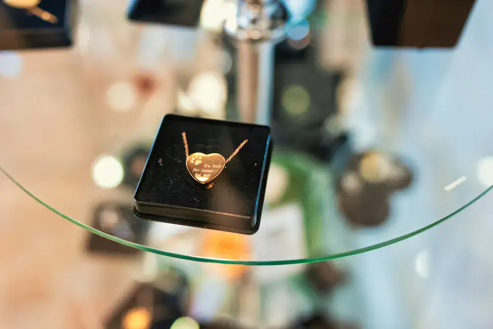 Herzförmiger Anhänger für Ascheschmuck in einer Schmuckschachtel in der Vitrine