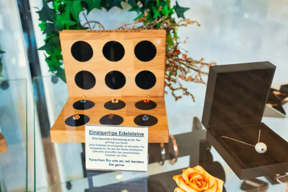 Holzkasten mit Mustersteinen für Edelsteine aus der Asche in der Ausstellung