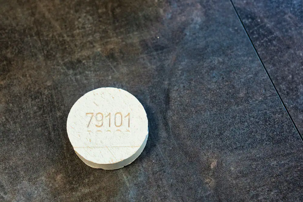 Schamottstein mit der eingeprägten Nummer 79101 auf einem dunklen Tisch