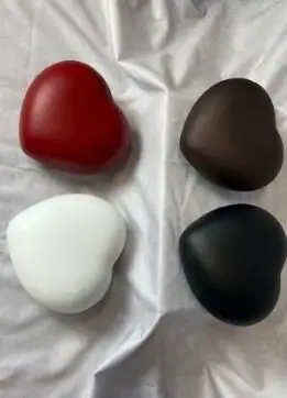 Herzurne Anima aus Keramik in Rot, Weiß, Braun und Schwarz