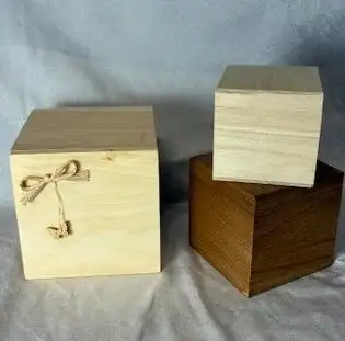 Holzwürfel und Naturholzurne aus hellem und dunklem Holz