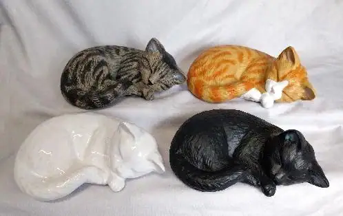 Handbemalte Keramikurnen als schlafende Katzen, getigert, rot, weiß und schwarz